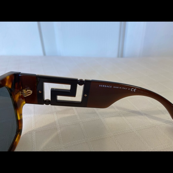 🤎💛$390. Versace 2022 Style “GRECA” Unisex Tortoise with Gold Greek Key NEW! - Picture 12 of 16